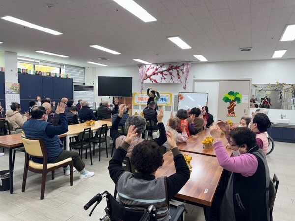 국립군산대, 어르신들 위한 ‘마음 따뜻, 웃음 가득’ 프로그램 운영