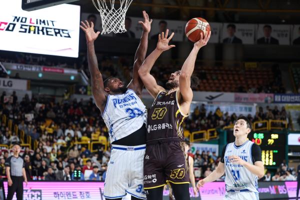 꼴찌 가스공사, 선두 LG 잡고 5연승 저지…정관장은 KCC잡고 2위 유지