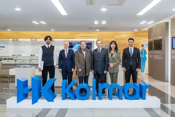 슈뢰더 전 독일 총리 부부, UAE 인사들과 한국콜마 찾아