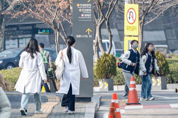 "의대 자퇴" 아들 vs "절대 안 돼" 아버지…'묻지마 의대'가 낳은 갈등