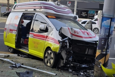 “잠시 딴생각” 실신 환자 태운 구급차, 전봇대 돌진 ‘쾅’…4명 병원 이송