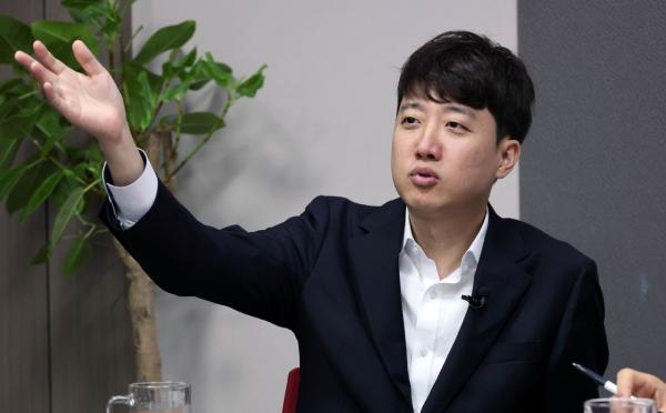 "대통령은 괜찮고 배우는 은퇴?"…이준석, 조진웅 논란 겨냥해 이재명 직격