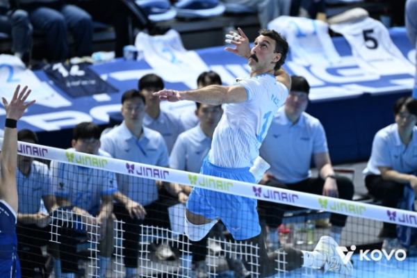 러셀 ‘트리플 크라운’… 남자 배구 대한항공, 14시즌 만에 10연승