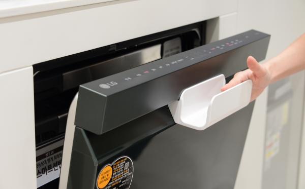 우리 막내도 식세기 편하게 열고 닫게… ‘배려의 LG’ 컴포트 키트 4종