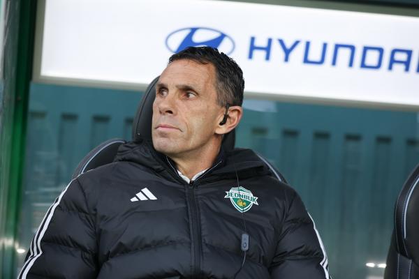 ‘데뷔 시즌 2관왕’ 거스 포옛 전북 감독 사임…“타노스 코치 사퇴로 심리적 위축”