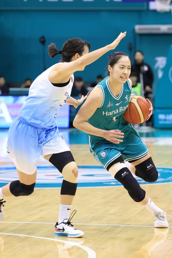 꼴찌의 반란이 무섭다…여자농구, 하나은행 이상범 매직과 신인 활약으로 5연승 무한질주