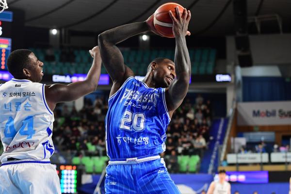 프로농구 가스공사, 우습게 보지마…17점차 역전승에 선두 LG도 잡는 반전 매력