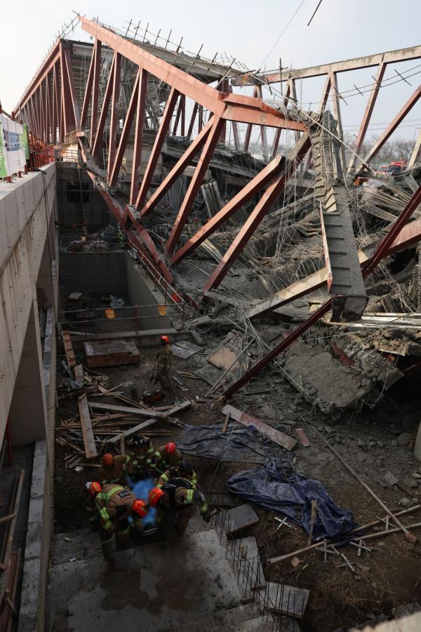 광주대표도서관 공사장 붕괴사고…4명 매몰 추정