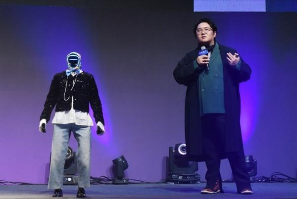 버추얼돌에 청바지 입고 춤추는 로봇 아이돌까지