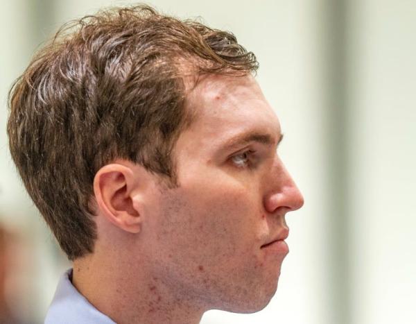 푸른색 셔츠에 정장 차림으로…'찰리 커크' 암살 용의자 첫 법정 출두