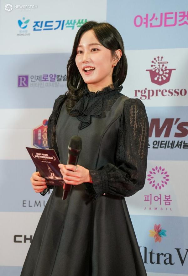 이진주 아나운서, 스타들이 인정한 '2025 서울국제영화대상' 포토월 MC