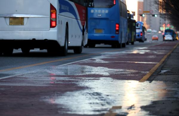 [날씨]일요일 전국 눈·비…빙판길 유의