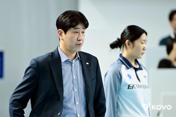 ‘백전노장’이 ‘마술사’ 이겼다. 도로공사, 기업은행 대역전승…김종민 158승 신기록