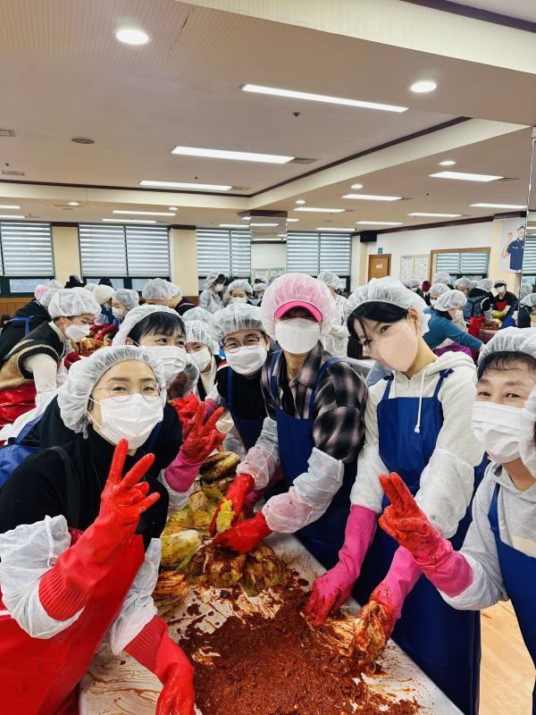 LPGA 통산 7승 박성현, 팬카페 회원과 김장 봉사