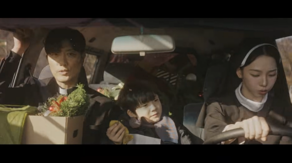 사제복 입은 변우석 옆에… 장원영·카리나까지, 역대급 ‘이 작품’ 정체