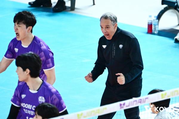 속 타서 늙는 감독… 배구판 ‘노·인·위·대’