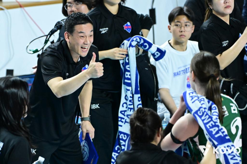 위로할 위(慰) 여오현 IBK기업은행 감독. 한국배구연맹 제공