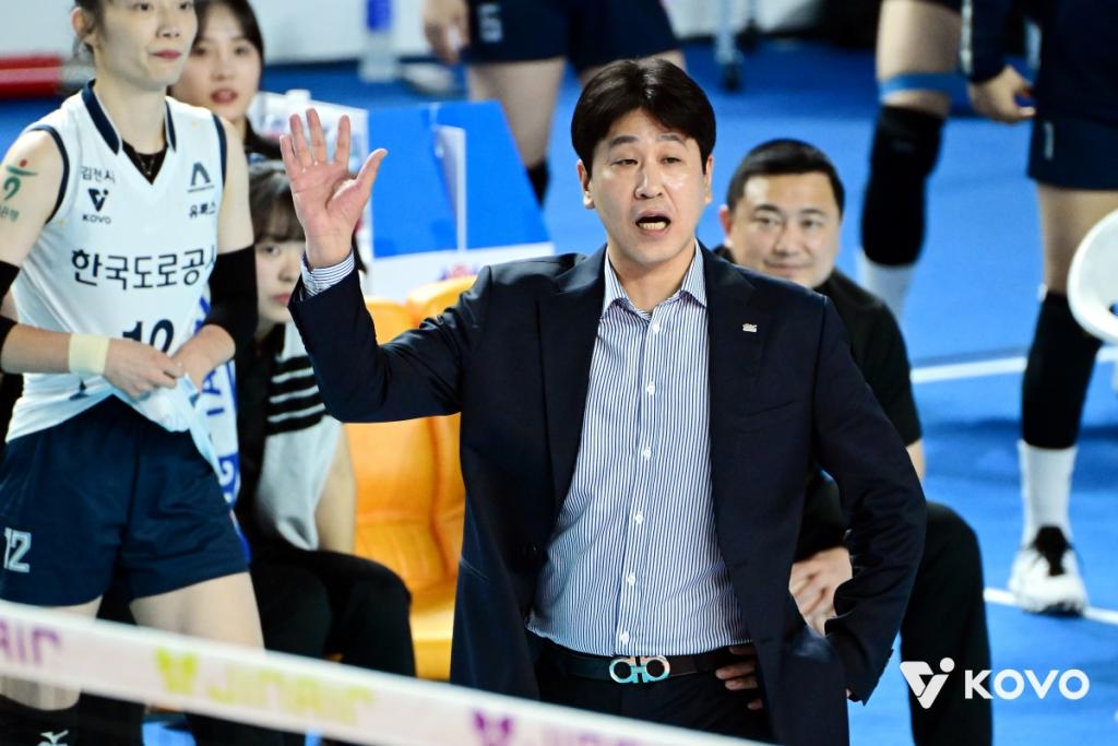 기다릴 대(待) 김종민 한국도로공사 감독. 한국배구연맹 제공