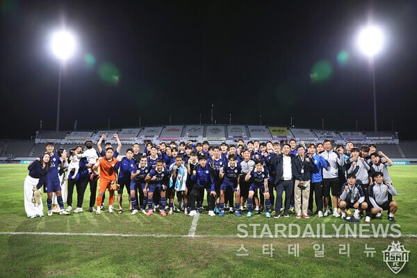 충남아산FC  승리 기념 단체사진 (사진: 충남아산FC 제공)