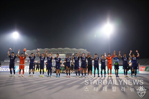 충남아산FC 프로선수단 승리 세리머니  (사진: 충남아산FC 제공)