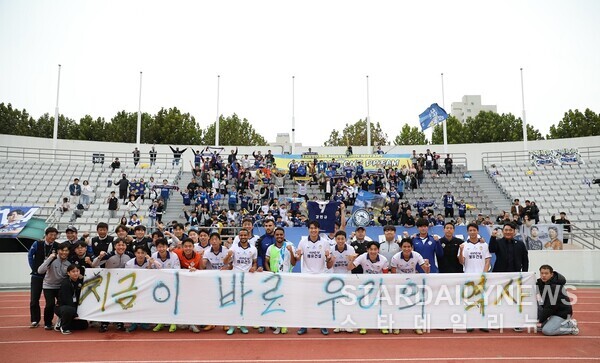 충남아산프로축구단(대표이사 이준일, 이하 충남아산)이 지난 27일(일) 오후 2시 서울 목동종합운동에서 열린 ‘하나은행 K리그2 2024’ 36라운드 서울이랜드와의 원정 경기에서 승리해, 잔여 경기에 관계없이 창단 첫 플레이오프에 진출을 확정짓고 기념촬영을 하고 있다. (사진: 충남아산FC 제공)