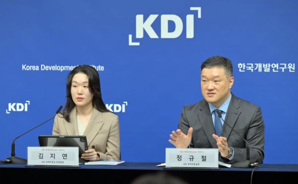 KDI, 올해성장률 2.5%→2.2%로 하향…"금리 인하 지연에 내수부진 지속"