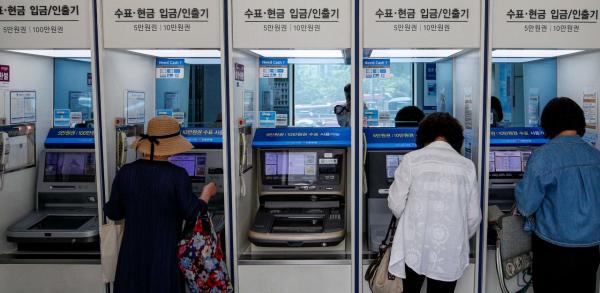 한은 "현금 사용 줄며 ATM 운영업체 여건 악화…개선방안 필요"