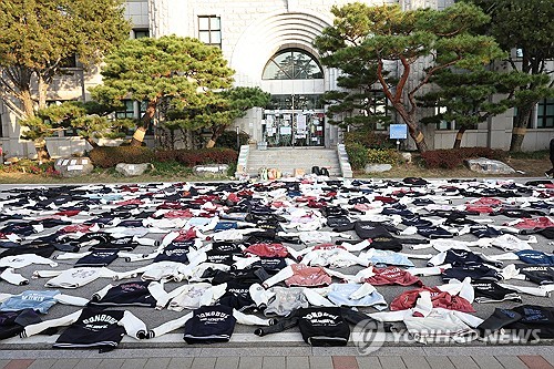 동덕여대 학생들 '남녀공학 전환 반대' 본관 점거 농성(종합)