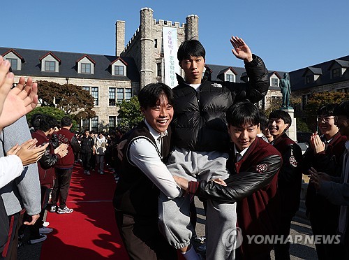 "이제 실감이 나요"…수험표 쥔 선배에 '레드카펫 응원전'