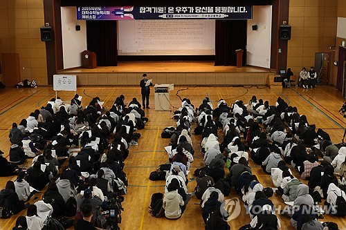 [수능 D-1] "수능 대박 날게요"…기대와 긴장 교차 예비소집 수험생들