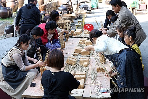 [현장] 메주 빚고 새끼줄 꼬고…외국인들도 반한 한국 전통 장