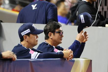 첫 경기 졌는데 탈락 위기...벼랑 끝에서 만나는 NPB ERA 1위