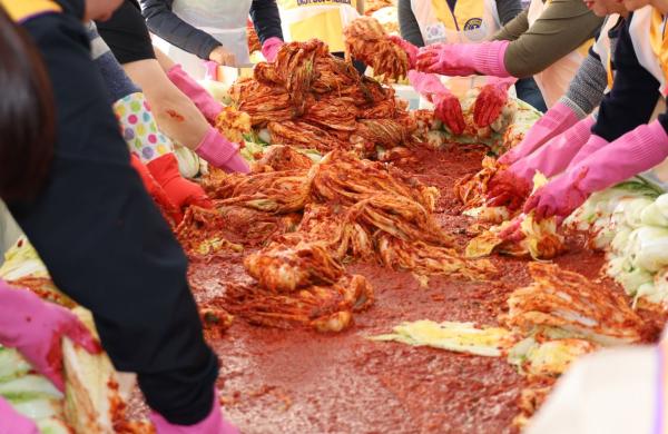 '김포족' 늘었다…대용량 포장김치 판매 18배 '급증'