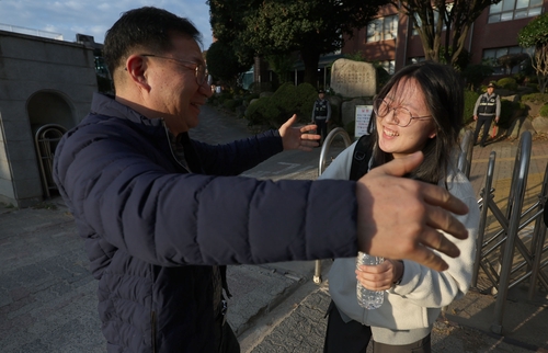 [수능] "고생한 만큼 좋은 결과 나오길"…경남서도 응원 속 차분한 입실