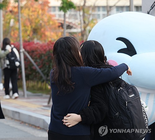 [수능] "평소 하던 대로만"…울산 수험생들 격려 받으며 시험장으로