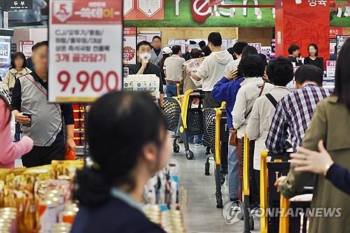 "한국 소비자, 내년에 짠테크 진화한 '다각형 소비' 트렌드"