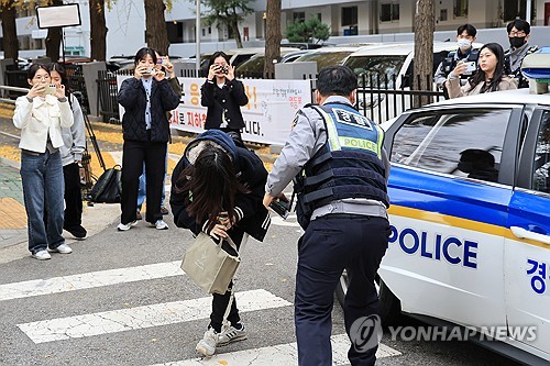 [수능] "여기 아닌데"…택시기사 착오로 잘못 내린 수험생 경찰이 도와