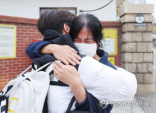 [수능] 교문 밖 기도에 열띤 응원전까지…"후회 없게 최선을"