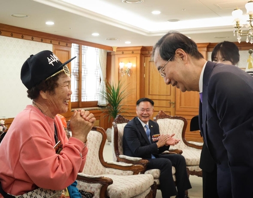 한총리, 할매래퍼 '수니와칠공주' 초청…"동생이 최선다해 지원"(종합)