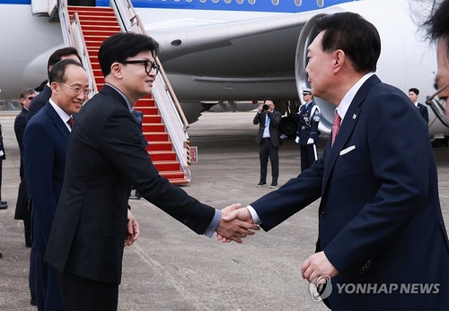 尹대통령, APEC·G20 참석차 출국…한동훈 환송(종합)