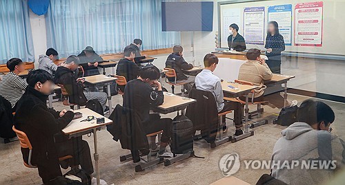 [수능] "너무 긴장했나" 과호흡 증상으로 시험 중도 포기