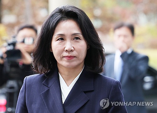 수원법원에 모인 이재명 지지단체 회원들…보수 유튜버와 신경전