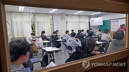 [수능] 부정행위 퇴실·자발적 포기도…사이드카로 수험표 전달