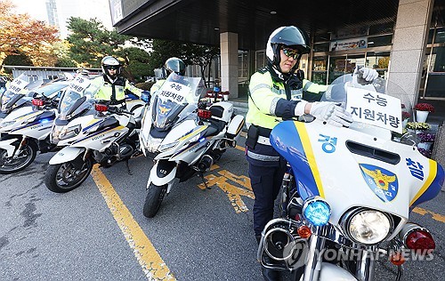 [수능] "아저씨 시계 써" 경찰, 대전·충남서 수험생 수송·편의 지원(종합)