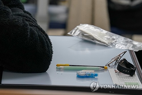 [SNS세상] "'맑은 옥빛' 수능 샤프 탐나네"…벌써 중고거래도