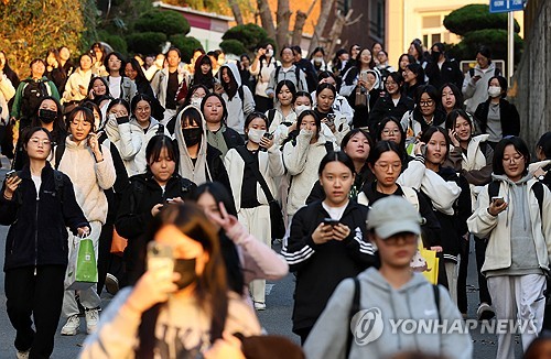 [수능] 귀 뚫은 고3, 남친 꽃다발 든 재수생…일상자유 만끽