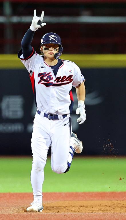 '이게 바로 KBO MVP 후보다' 쿠바 집어삼킨 김도영, 공격 '화끈' 수비 '철벽' [프리미어12]