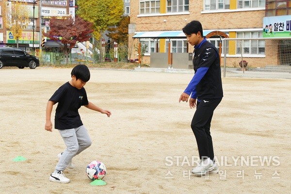 충남아산FC 문성민,정이서 선수가 지난 14일 권곡초에서 축구 클리닉 ‘비타민스쿨’ 진행했다. (사진: 충남아산FC 제공)