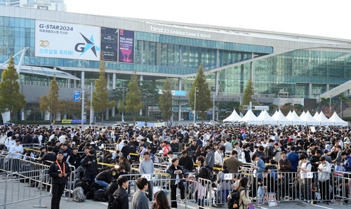 [지스타] "어제 저녁부터 기다렸어요" 국내 최대 게임 축제 '문전성시'