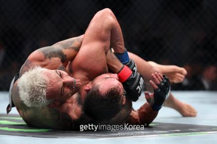 UFC ‘23승’ 달성…올리베이라, 챈들러에 그라운드 수업→압도적 승리